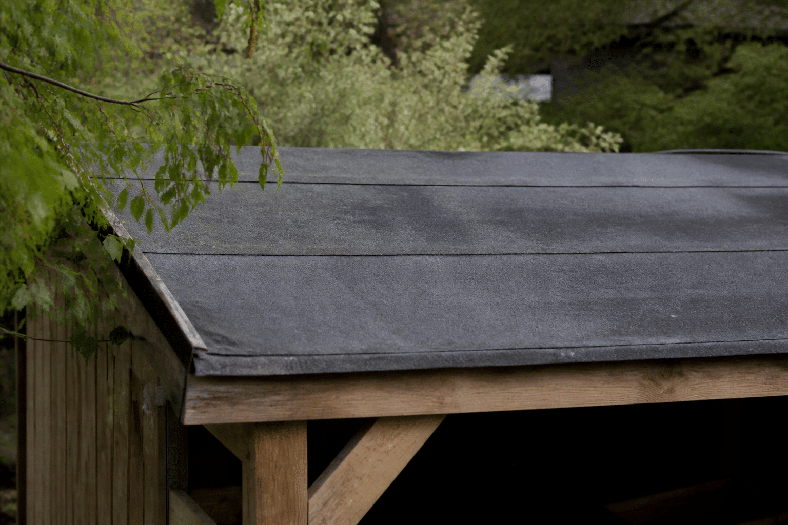 Comment poser le feutre bitumé pour abri de jardin, et à quel prix ?