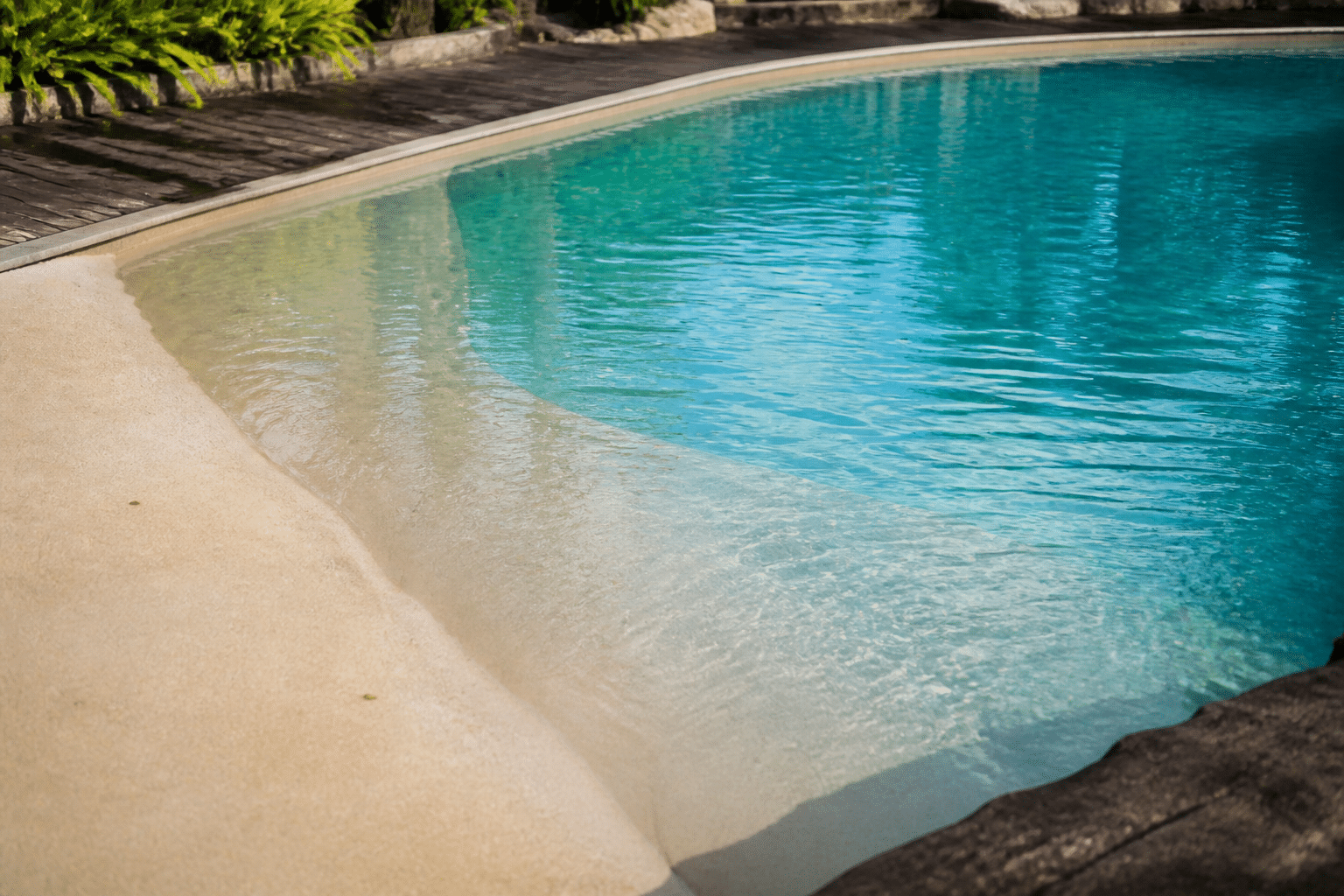 Piscine avec plage immergée : ce qu&rsquo;il faut savoir avant de se lancer