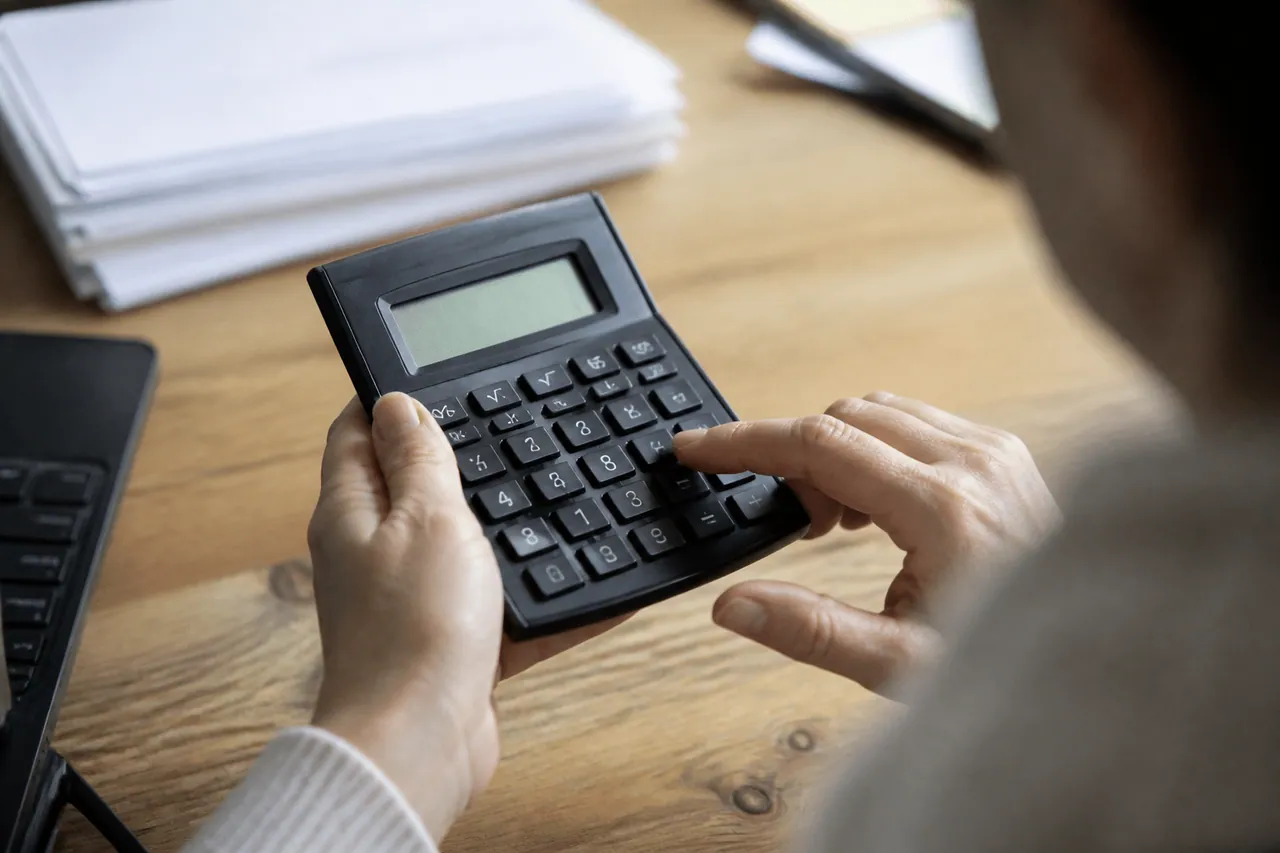 Calculatrice affichant formule taxe avec chiffres euros visibles