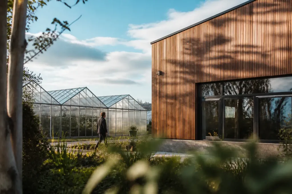 Facade lycee agricole avec serres vertes et panneau bois