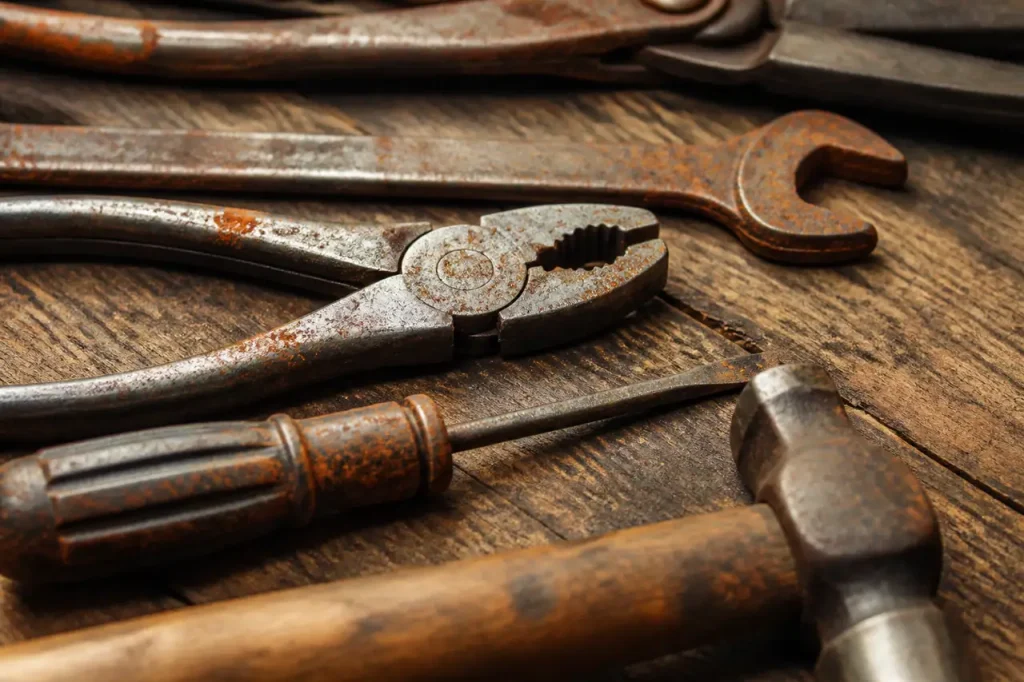 Outils en acier couverts de taches orange sur bois