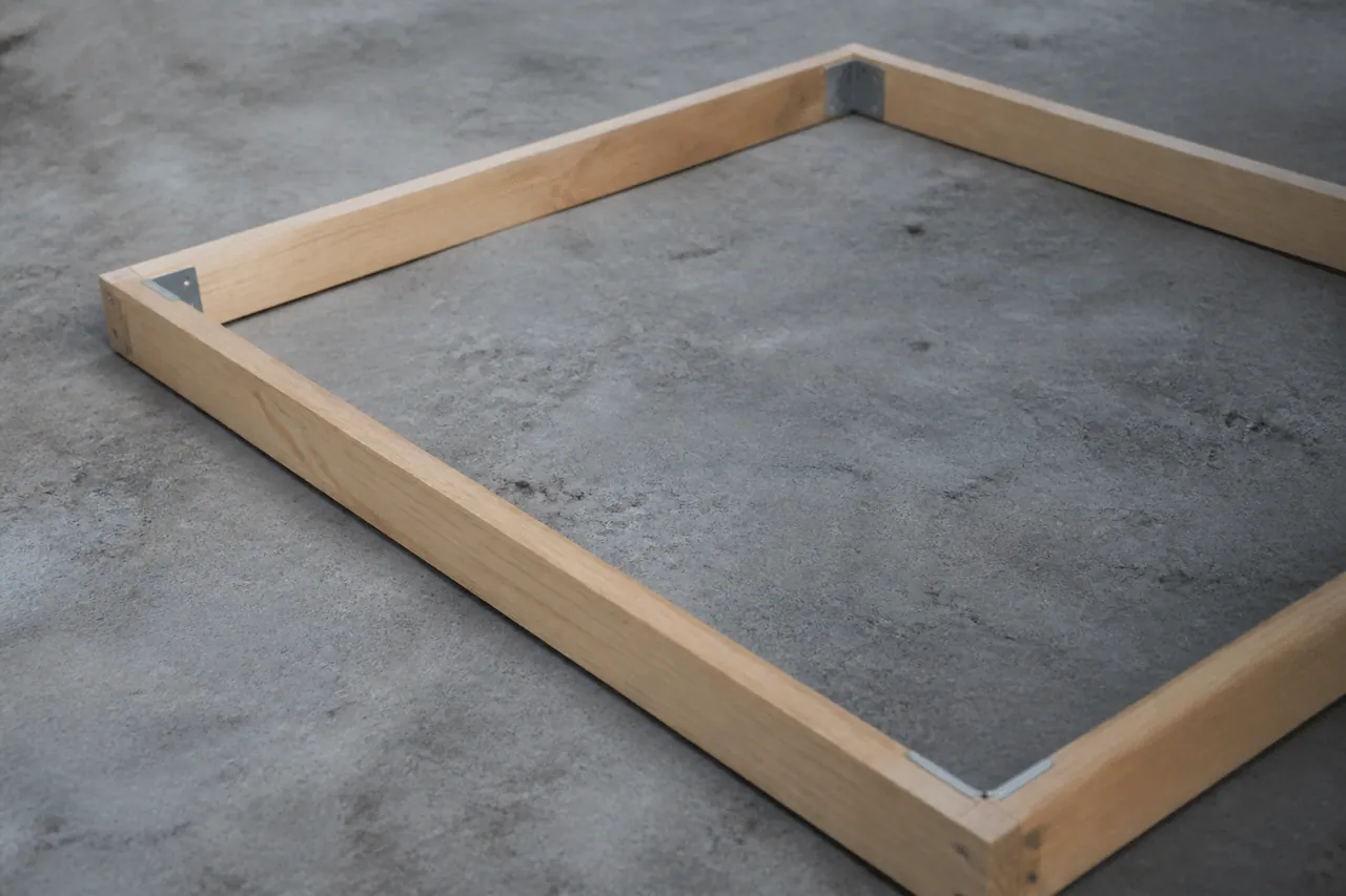 Chevrons bois assembles rectangle avec equerres metalliques argentees